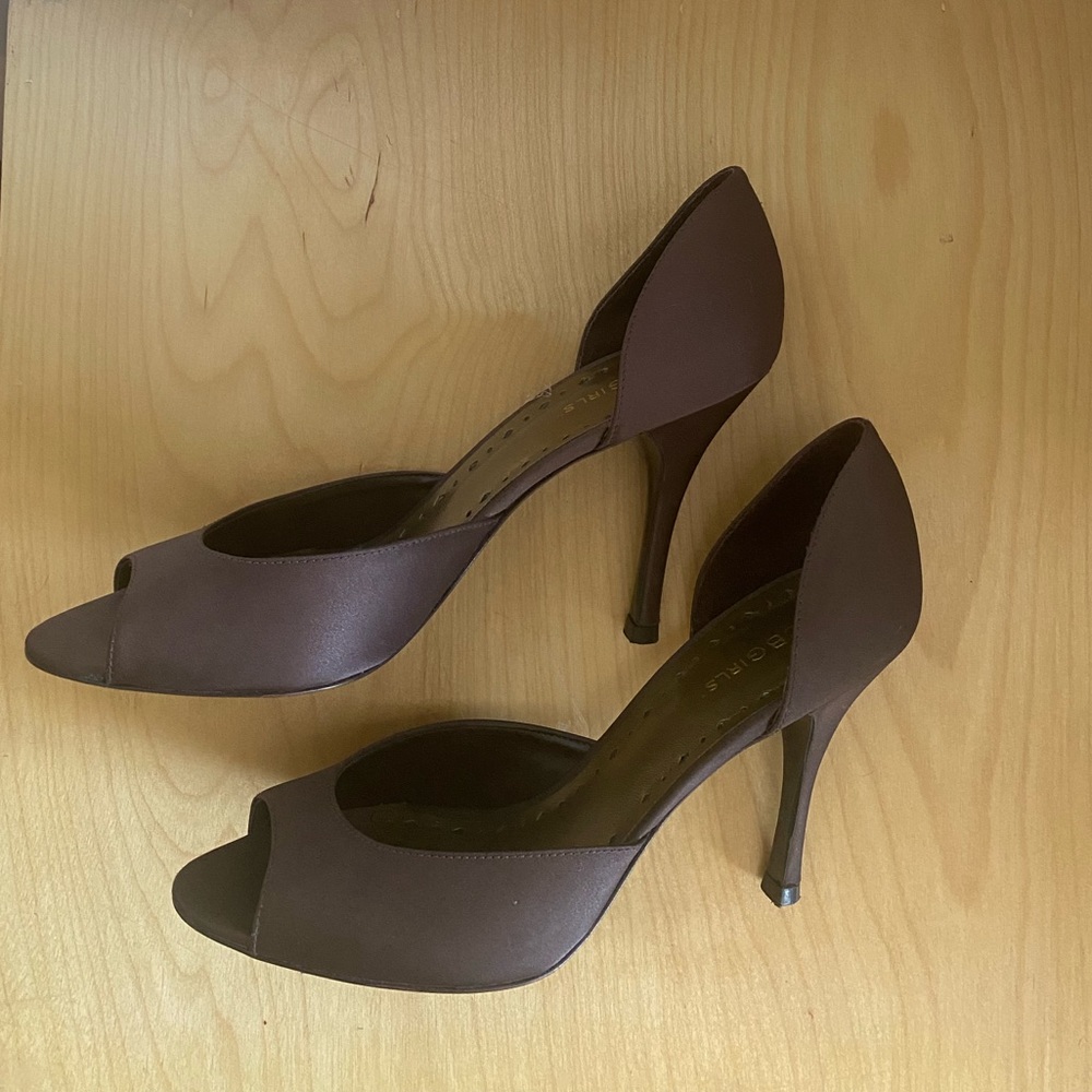 🍫 Chocolate Satin BCBG Heels Sz 8.5 D’Orsay Pumps Open-Toe Dress Shoes - Picture 2 of 4